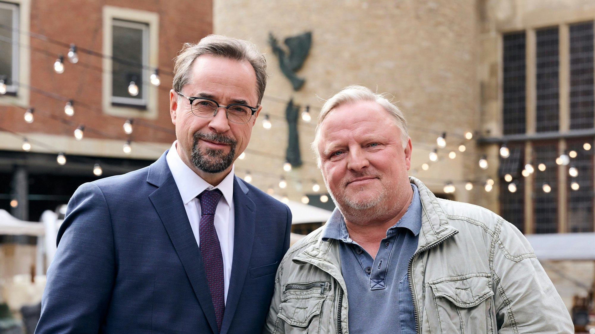 Die Hauptdarsteller Jan Josef Liefers (l) als Rechtsmediziner Karl-Friedrich Boerne und Axel Prahl als Kommissar Frank Thiel stehen am Set vom „Tatort Münster – MagicMom“.