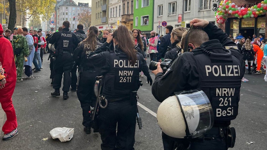 Mehrere Polizisten laufen auf der Roonstraße und bewegen sich in Richtung Barbarossaplatz.