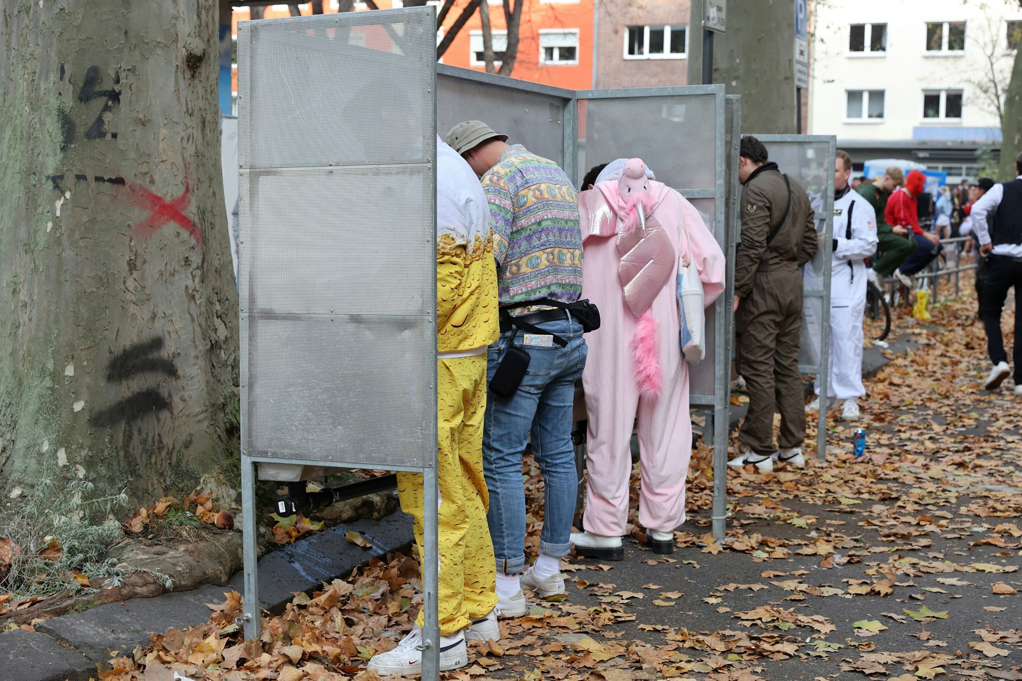 11.11.2022
Köln:
Sessionsauftakt Kölner Karneval
Zülpicher Straße
Urinalrinne am Raitenauplatz
Foto: Martina Goyert



