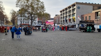 Blick auf den Alter Markt in Köln. Der Platz füllt sich langsam.