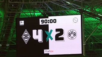 Die Anzeigetafel im Borussia-Park zeigt das Endergebnis am Freitagabend (11. November 2022) an: Borussia Mönchengladbach hat in der Fußball-Bundesliga zum 15. Spieltag Borussia Dortmund mit 4:2 besiegt.