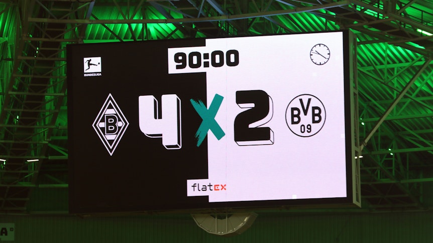 Die Anzeigetafel im Borussia-Park zeigt das Endergebnis am Freitagabend (11. November 2022) an: Borussia Mönchengladbach hat in der Fußball-Bundesliga zum 15. Spieltag Borussia Dortmund mit 4:2 besiegt.