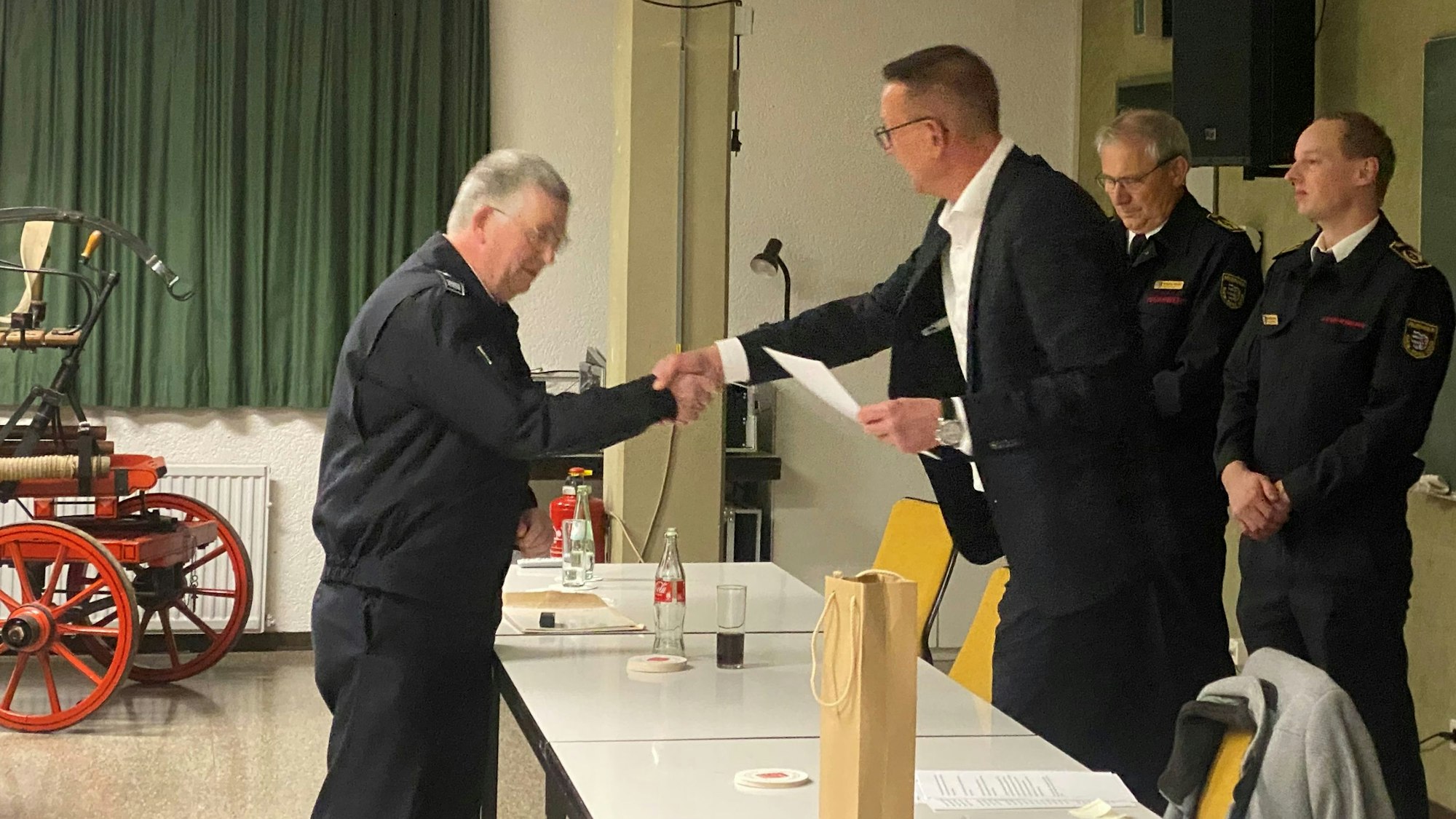 Der scheidende Wehrführer der Burscheider Feuerwehr, Achim Lütz (links), wird von Bürgermeister Dirk Runge mit Handschlag verabschiedet.