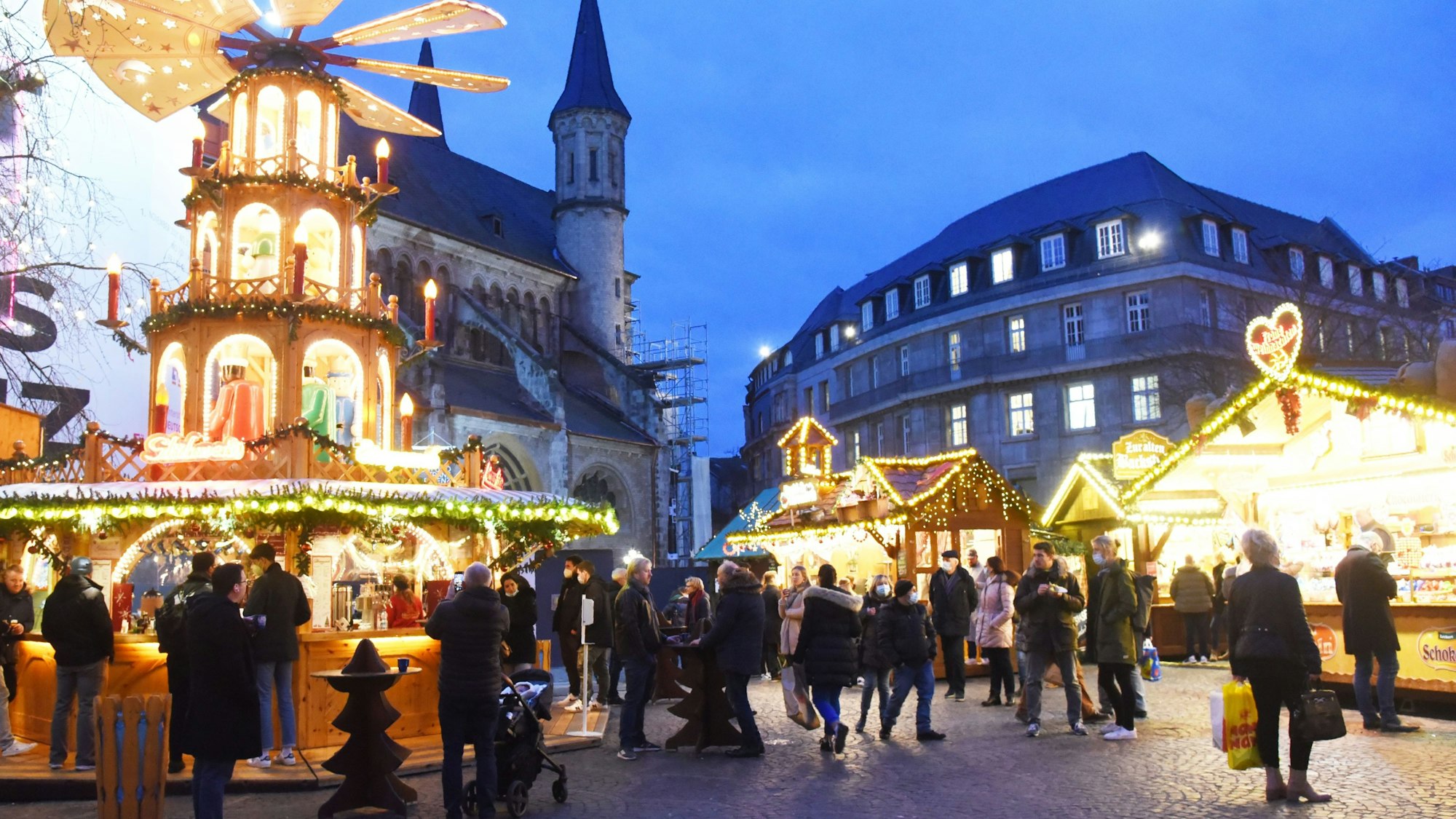 14.12.2021 Bonn.
Fotos aus Bonn und Bonn Bad Godesberg.
Weihnachtsmarkt auf dem Münsterplatz.