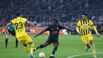 Gladbach-Profi Manu Koné (M.) zieht in dieser Szene ab und trifft ins Tor, eine Aufnahme aus dem Bundesliga-Duell der Fohlen-Elf am Freitagabend (11. November 2022) gegen Borussia Dortmund im Borussia-Park. Koné trägt ein schwarzes Trikot.