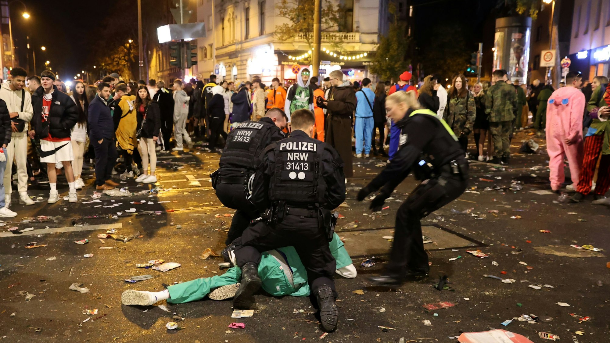 Einsatzkräfte der Polizei nehmen am 11.11.2022 einen Mann auf der Zülpicher Straße fest.
