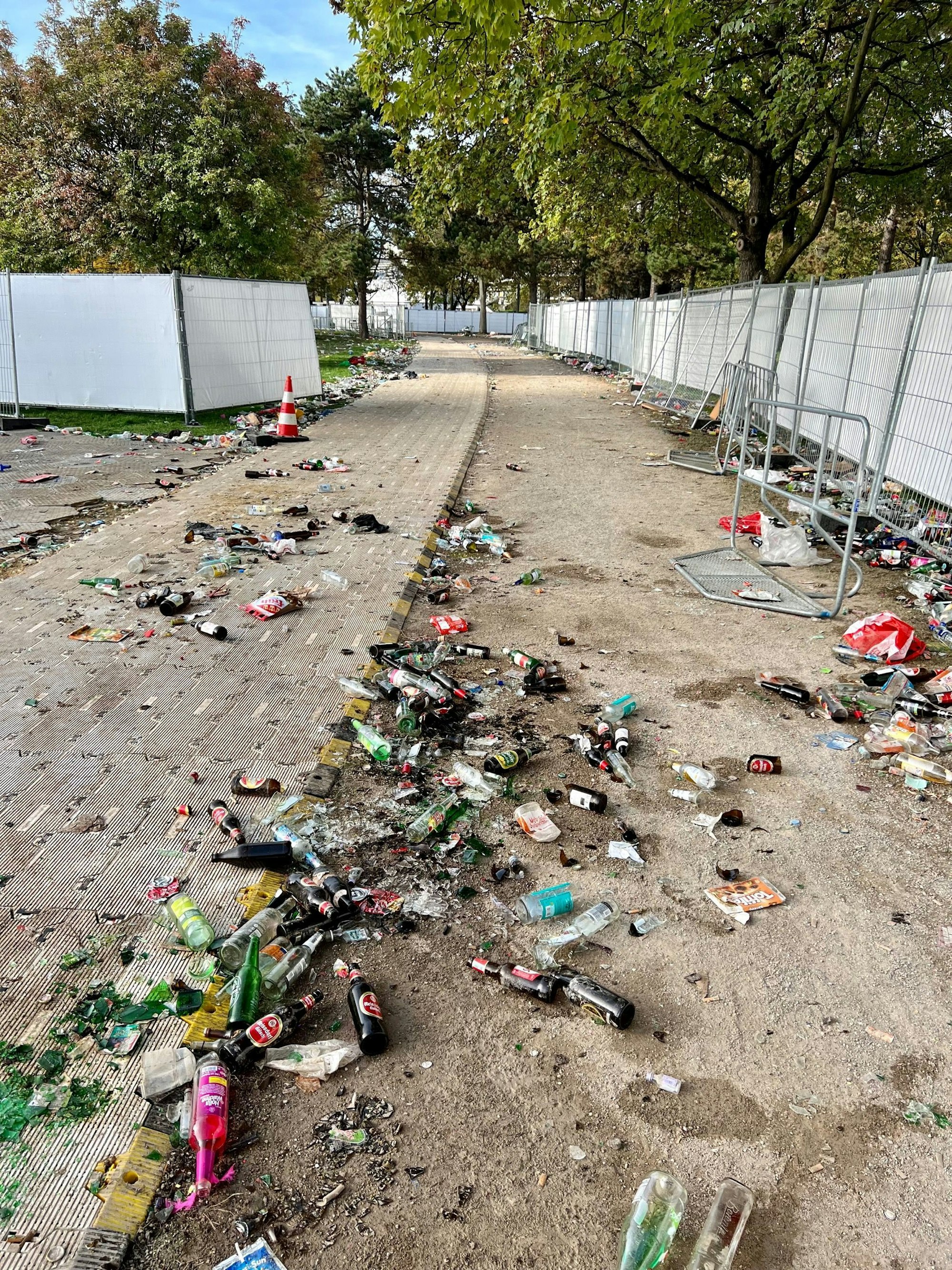 Die Zuwege zur Feierzone sind übersät mit zerbrochenen Bierflaschen.