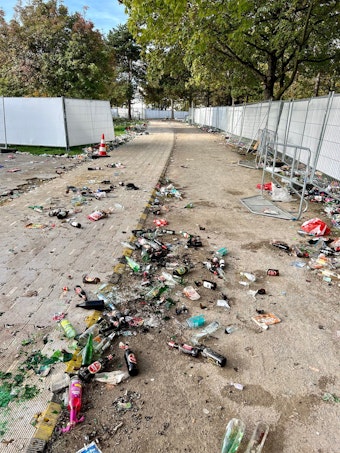 Die Zuwege zur Feierzone sind übersät mit zerbrochenen Bierflaschen.