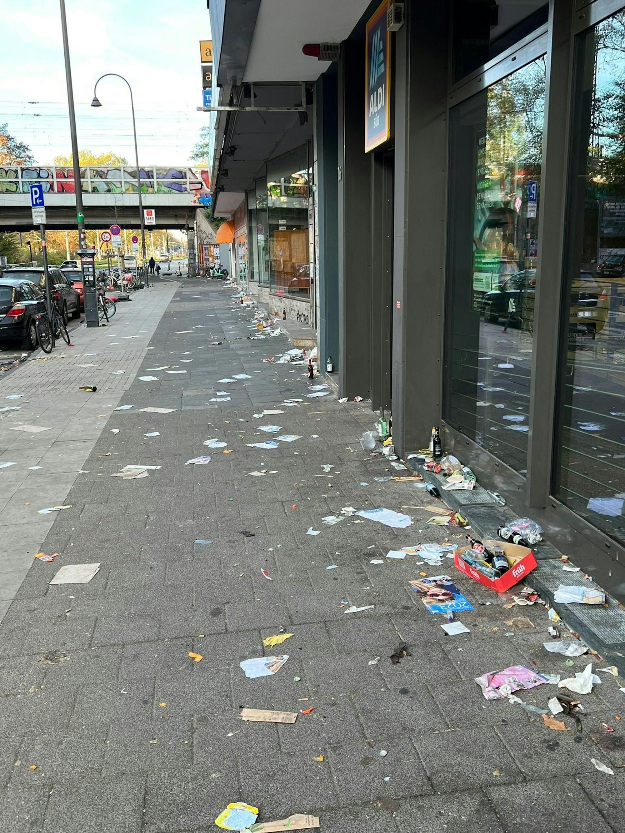 Zerfetztes Papier auf dem Bürgersteig an der Aachener Straße.