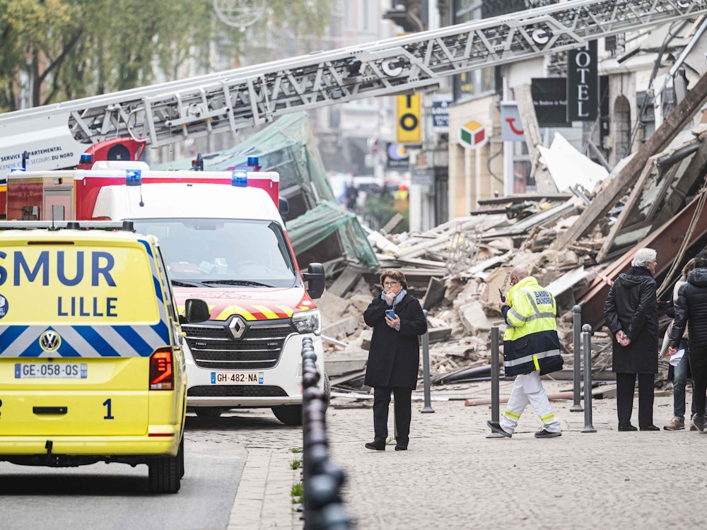 Samstag, 12. November: Am Morgen des 12. November 2022 stürzten in einer Einkaufsstraße im Zentrum von Lille zwei kleine, nebeneinander liegende Gebäude ein.