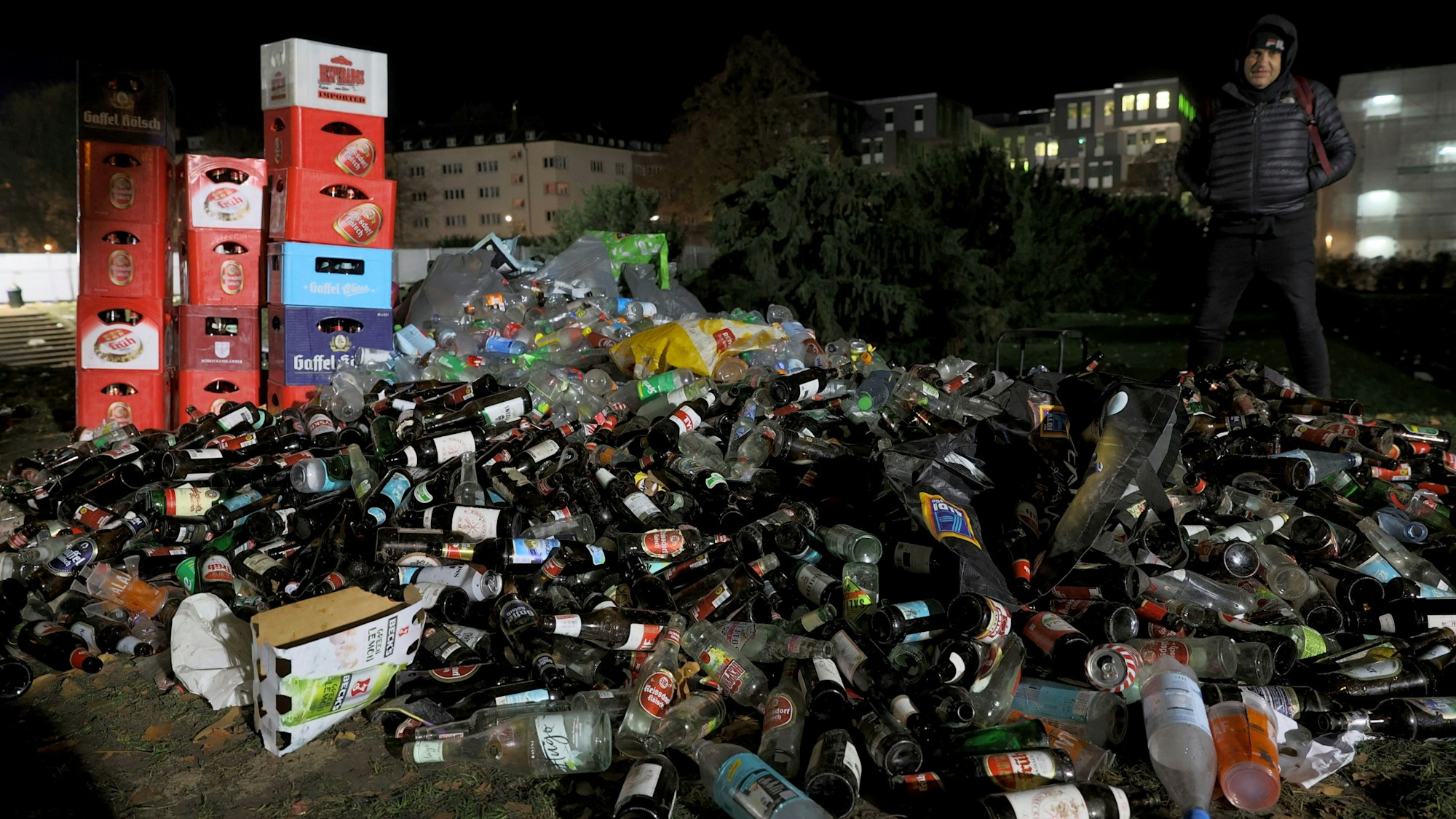 Sessionsauftakt im Kölner Karneval: Ein Flaschensammler zeigt an der Uniwiese seine Ausbeute vom Freitagabend. Der Pfanderlös kann sich sehen lassen.



