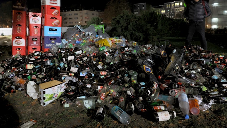 Ein Flaschensammler zeigt an der Uniwiese in Köln seine Ausbeute vom Freitagabend. Der Pfanderlös kann sich sehen lassen.