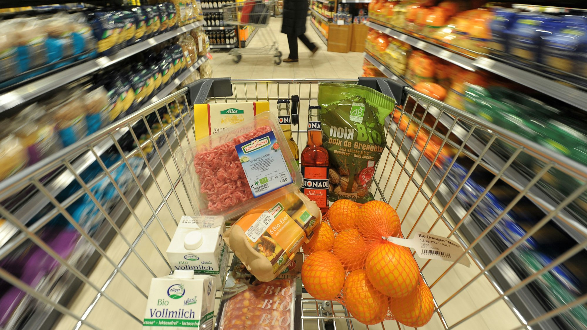 Ein Einkaufswagen mit verschiedenen Bio-Produkten wird am Mittwoch (12. Januar 2011) durch einen Biomarkt in Bamberg (Oberfranken) geschoben.
