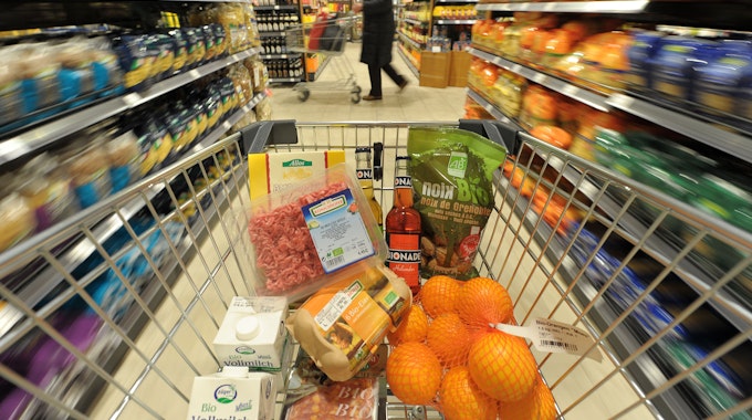 Gibt es bei einem Nahrungsmittel bald leere Regale in den Discountern und Supermärkten? Unser Symbolbild zeigt einen Einkaufswagen mit verschiedenen Produkten, unter anderem auch Eier und Milchprodukte.