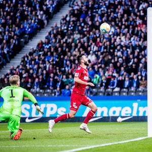 Kölns Stürmer Sargis Adamyan verfehlte gegen Hertha BSC am Samstag (12. November 2022) das leere Tor.