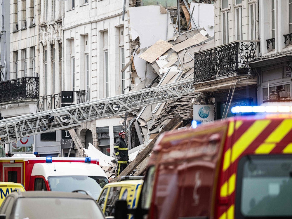 Samstag, 12. November: Ein Feuerwehrmann inspiziert ein eingestürztes Gebäude, während er und seine Kollegen nach Opfern suchen.