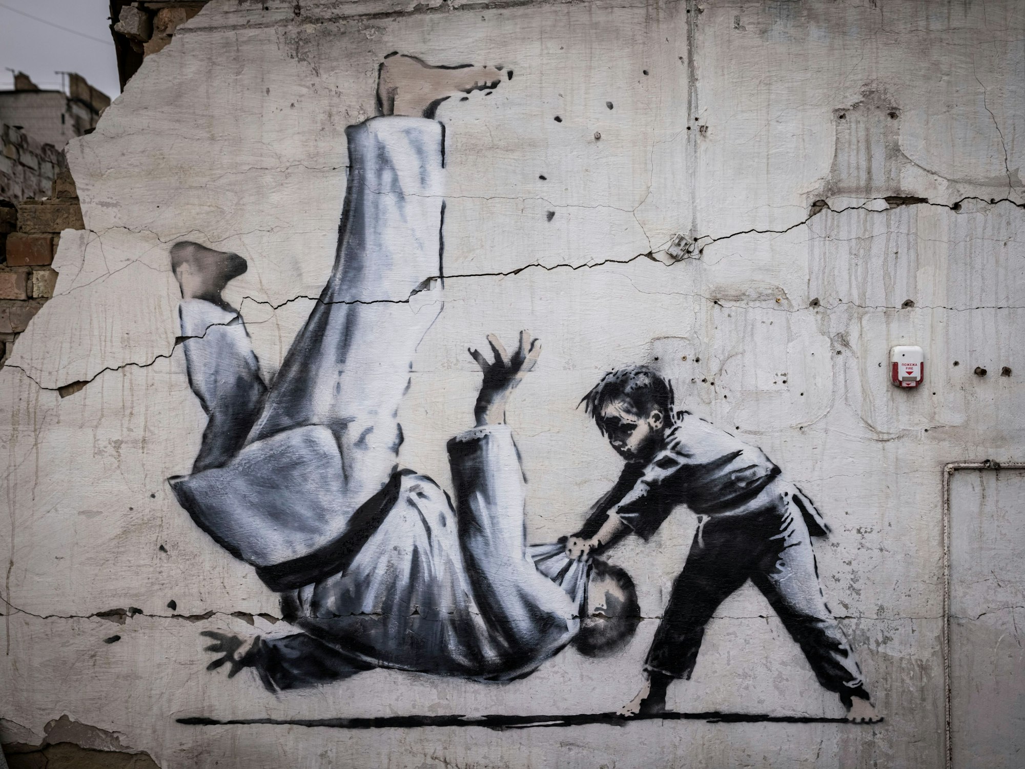 Auch das ist an der Wand eines zerstörten Gebäudes in Borodjanka zu sehen: Das Graffiti eines Kindes, das einen Mann in Judokleidung auf den Boden wirft.Getty Images