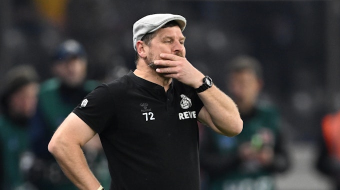 Steffen Baumgart ist während der 0:2-Niederlage des 1. FC Köln bei Hertha BSC frustriert.