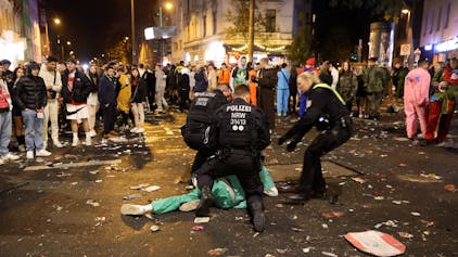 11.11.2022
Köln:
Sessionsauftakt Kölner Karneval
Zülpicher Str.
Festnahme durch die Polizei
Foto: Martina Goyert



