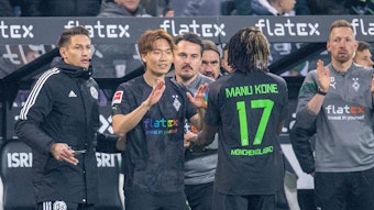 Ko Itakura (l.) wurde am Freitag (11. November 2022) in der 88. Spielminute im Spiel zwischen Borussia Mönchengladbach und Borussia Dortmund für seinen Teamkollegen Manu Koné eingewechselt.