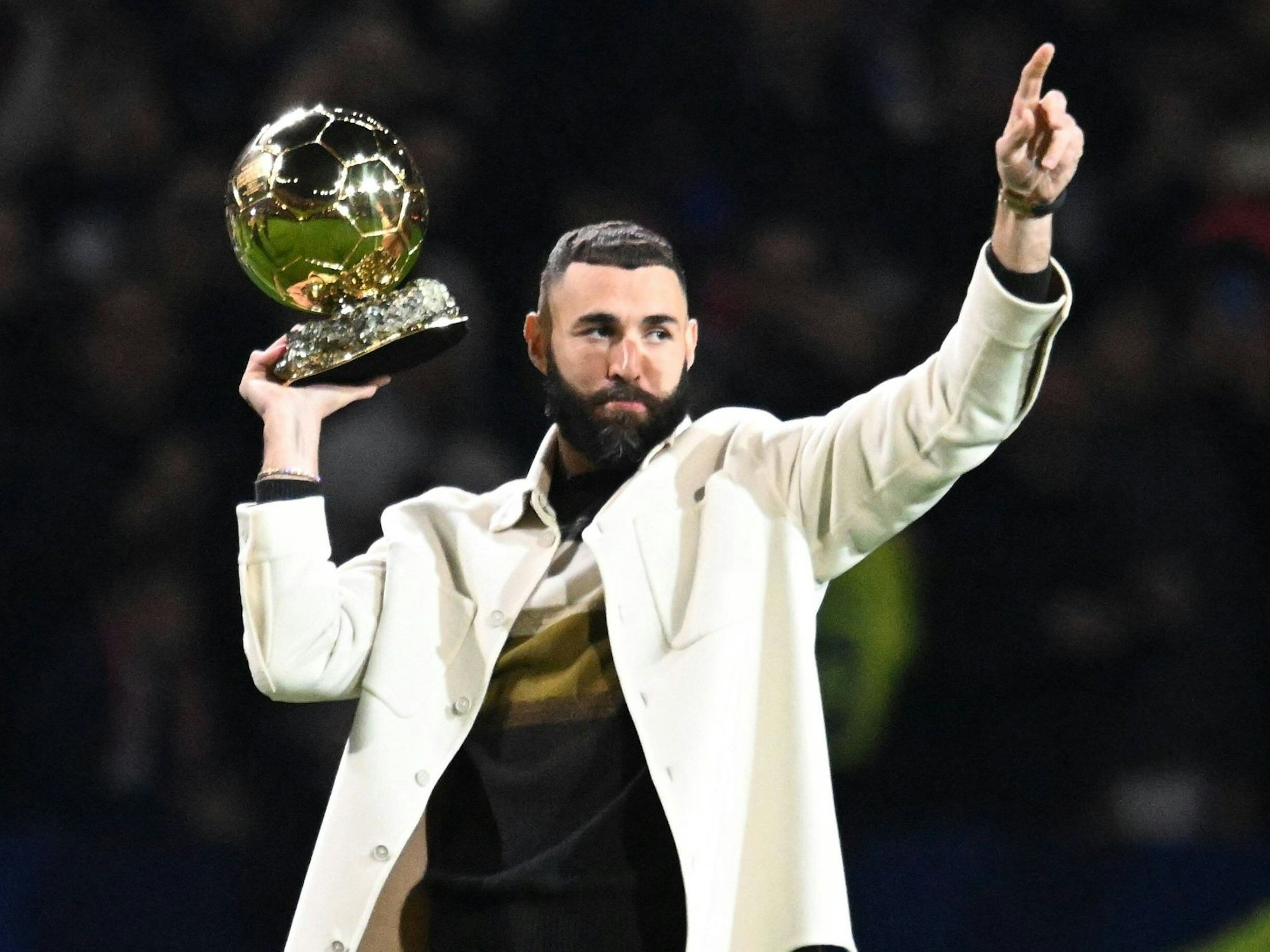 Karim Benzema zeigt den Ballon d'Or.