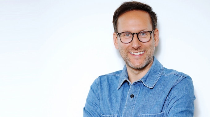 Simon Beeck steht seit März 2022 für das RTL-Frühmagazin „Punkt 6“ vor der Kamera.