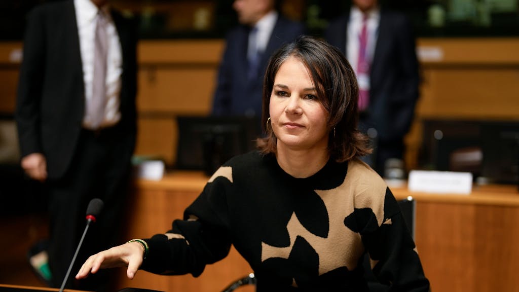 Annalena Baerbock (Bündnis 90/Die Grünen), Außenministerin, nimmt Mitte Oktober an einem Treffen der EU-Außenminister im EU-Ratsgebäude teil.