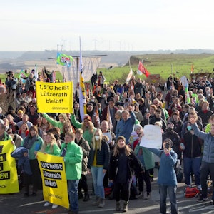 Tagebaugegner protestieren in der Nähe der Ortschaft Lützerath.