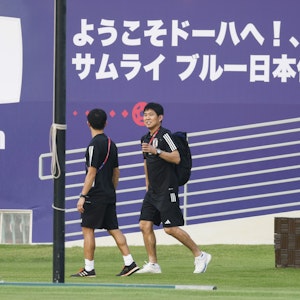 Japans Fußballtrainer Hajime Moriyasu (r.) prüft den Zustand des Spielfelds in der Trainingsanlage des Al Sadd Sports Club in Doha, die der Nationalmannschaft aus Japan während der Weltmeisterschaft als Basislager dienen wird.