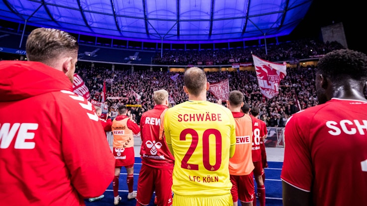 Die Spieler des 1. FC Köln bedankten sich am Samstag (12. November 2022) nach dem 0:2 bei Hertha BSC für die Auswärts-Unterstützung.