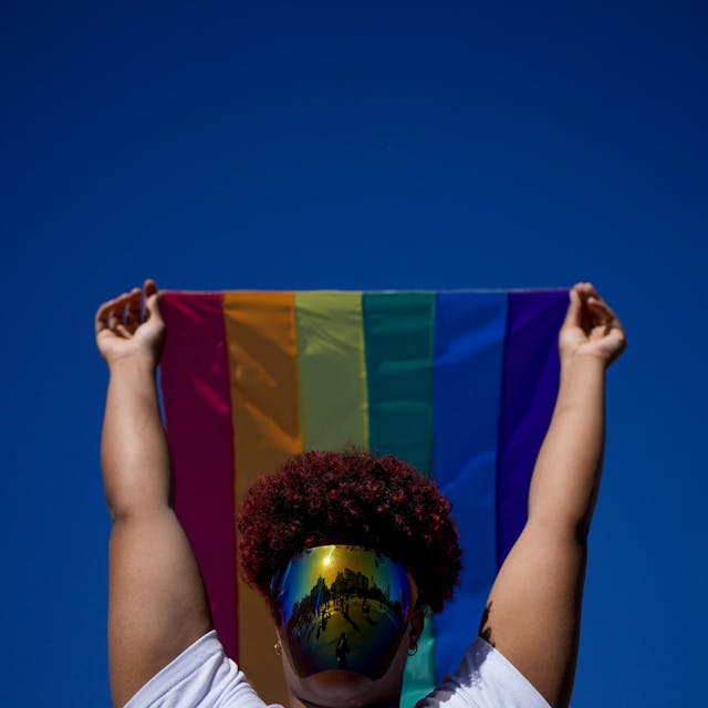 Eine Person zeigt die Regenbogen-Fahne bei einer Demonstration in Buenos Aires am 5. November 2022. (AP Photo/Natacha Pisarenko)