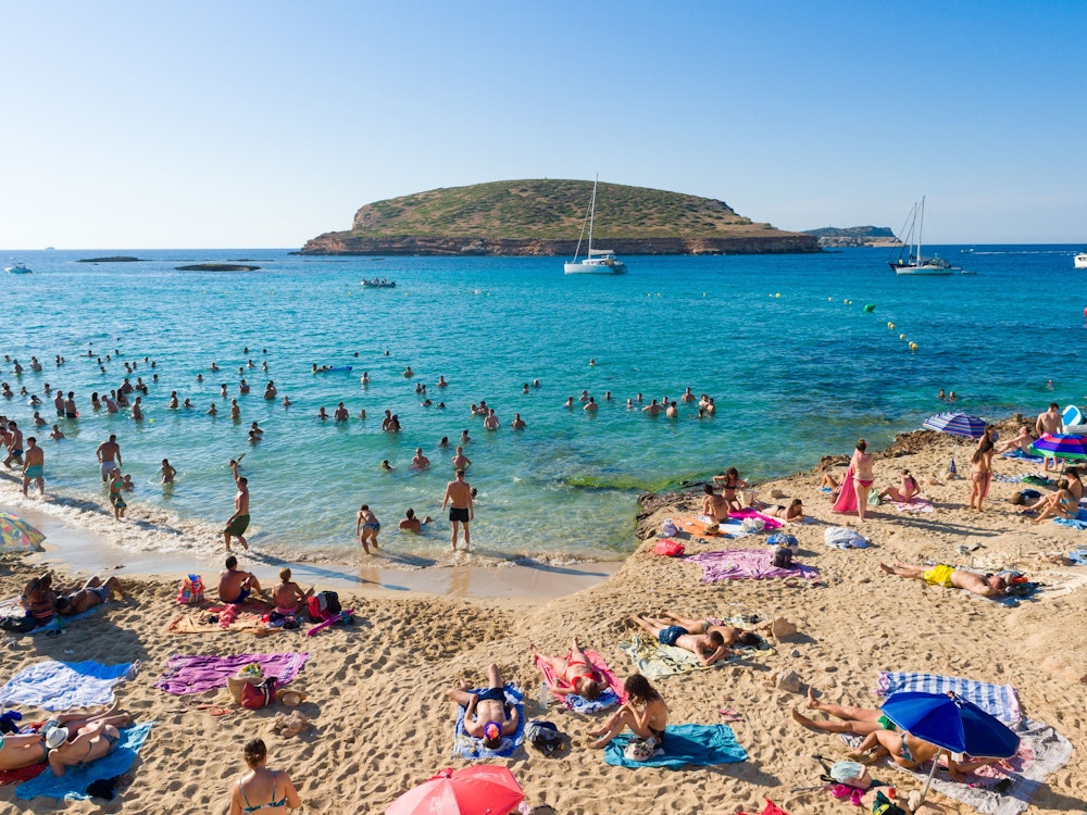 Badegäste besuchen im August 2022 den Strand Cala Conta auf der laut Abstimmung „besten Insel Europas“.