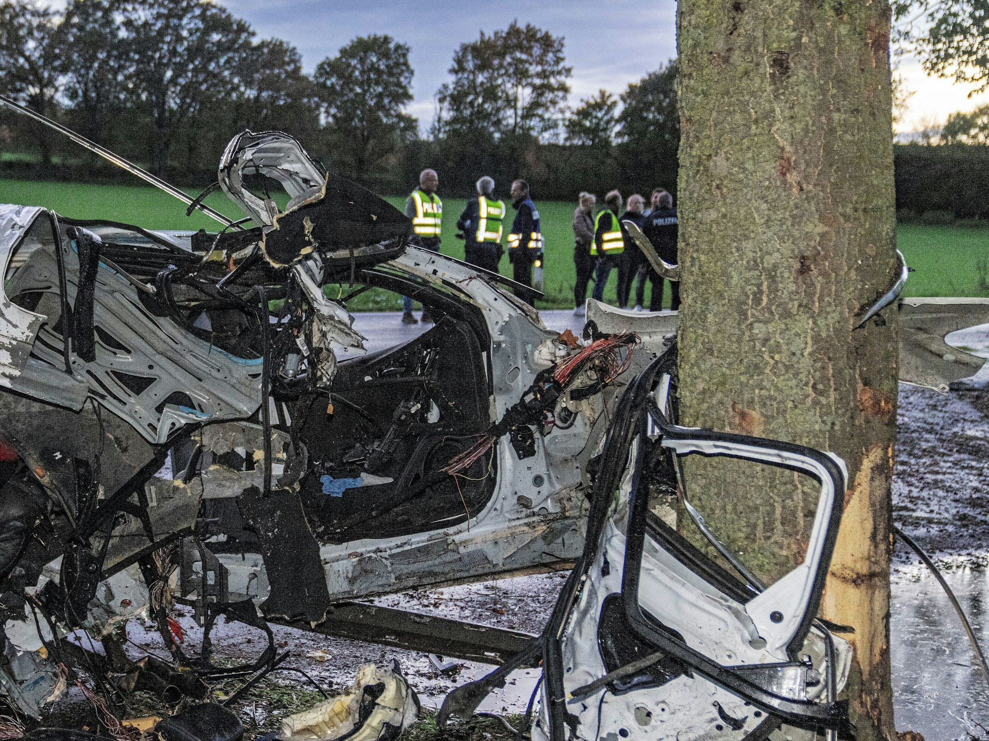 Tödlicher Unfall in Heinsberg. Wie hier bei diesem Unfall prallte der Wagen frontal gegen einen Baum.