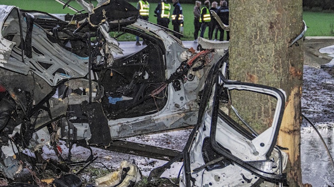 Tödlicher Unfall in Heinsberg. Wie hier bei diesem Unfall prallte der Wagen frontal gegen einen Baum.
