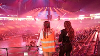 Zwei Besucherinnen blicken in die nur schwach besuchte Lanxess-Arena.