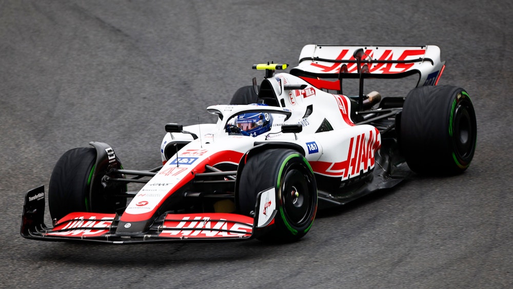 Mick Schumacher steuert seinen Haas beim Formel-1-Qualifying in Brasilien über die Strecke.