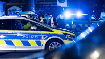 Kräfte der Polizei bei einem Einsatz. In Köln-Bickendorf ist offenbar ein Einsatz komplett aus dem Ruder gelaufen. Nun wird gegen fünf Polizisten ermittelt.