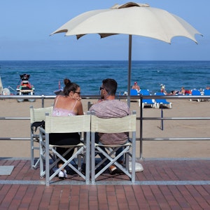 Urlauber sitzen am 14.10.2020 im Außenbereich einer Bar am Strand Las Canteras in Gran Canaria.