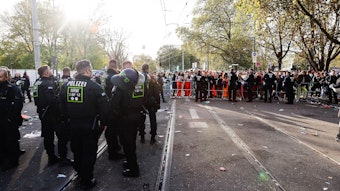 Drängelgitter, Polizei und Menschenmassen beim Sessionsauftakt an der Zülpicher Straße
