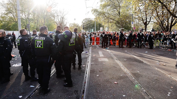 Drängelgitter, Polizei und Menschenmassen beim Sessionsauftakt an der Zülpicher Straße