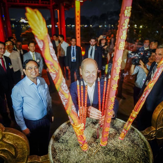 Bundeskanzler Olaf Scholz Pham Minh Chinh, Premierminister Vietnams, in einem Tempel in Hanoi. Sie stellen Räucherstäbchen auf.