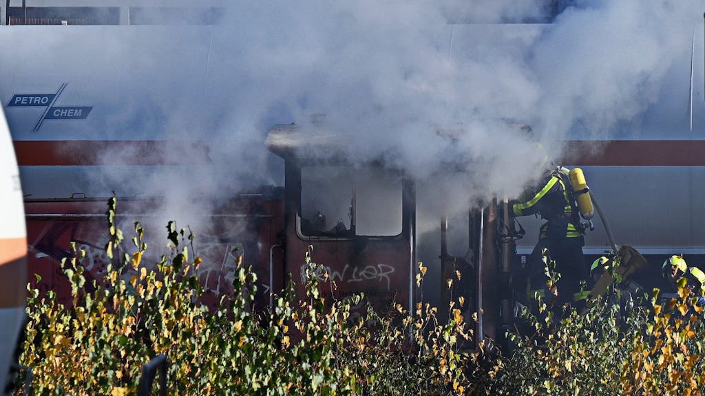 Einsatzkräfte löschen auf einem Abstellgleis in der Nähe des Münsteraner Hauptbahnhofs eine brennende Lok. Im Führerhaus fand die herbeigeeilte Feuerwehr eine tote Person.