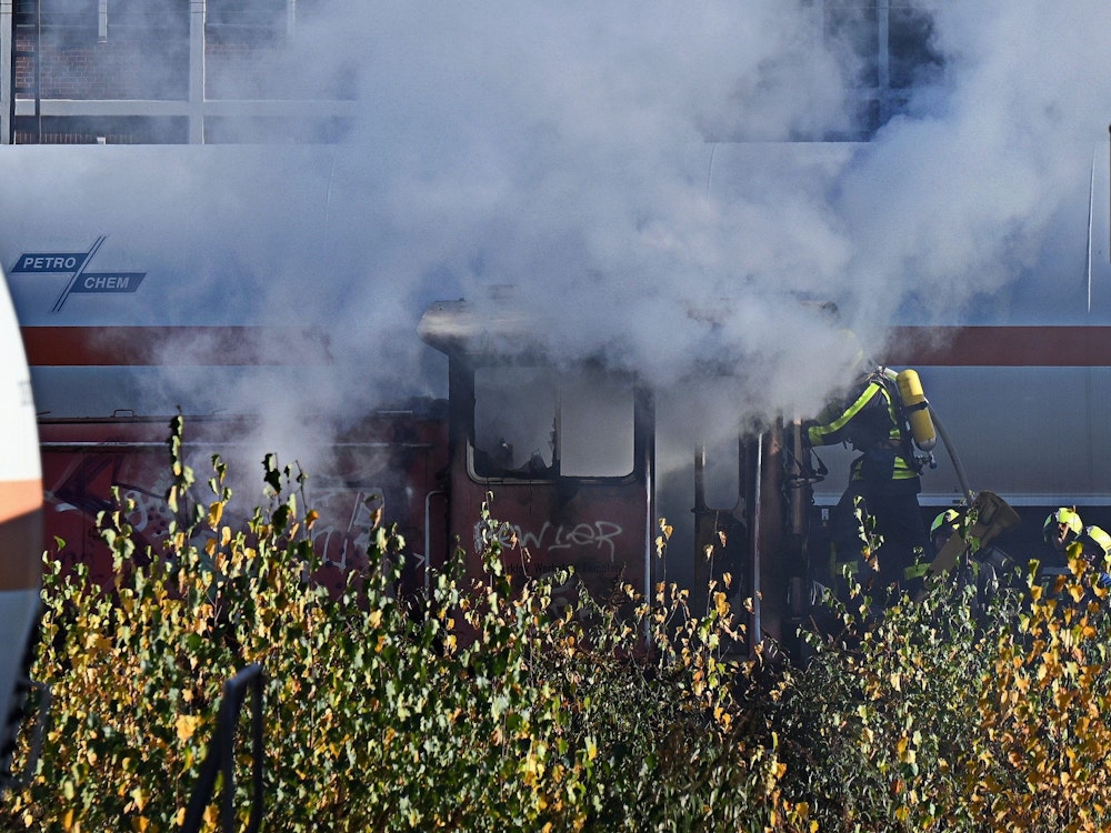 Einsatzkräfte löschen auf einem Abstellgleis in der Nähe des Münsteraner Hauptbahnhofs eine brennende Lok. Im Führerhaus fand die herbeigeeilte Feuerwehr eine tote Person.