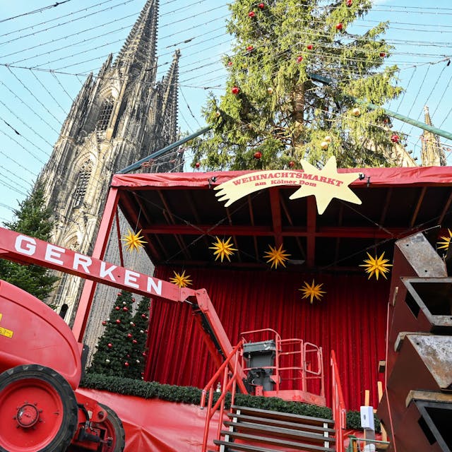Der Weihnachtsmarkt am Kölner Dom wird aufgebaut.