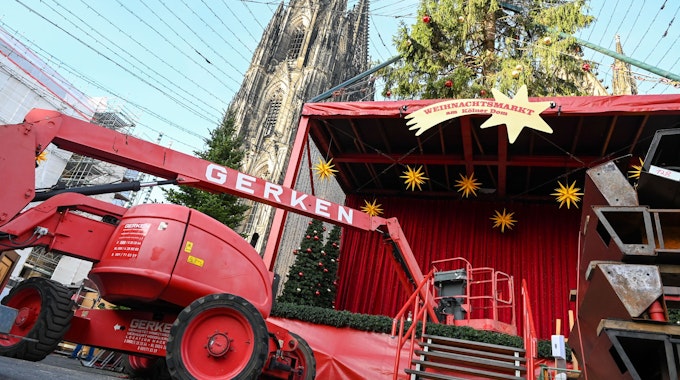 Der Weihnachtsmarkt am Kölner Dom wird aufgebaut.