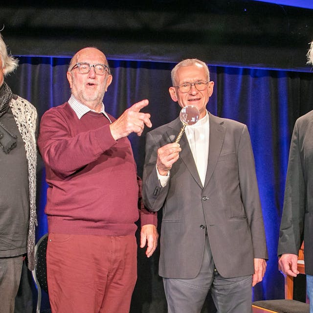 Konrad Beikircher, Klaus Grewe, Preisträger Franz Meurer und Jürgen Becker stehen am 13. November 2022 lachend auf der Bühne im Morenhovener Krea-Theater
