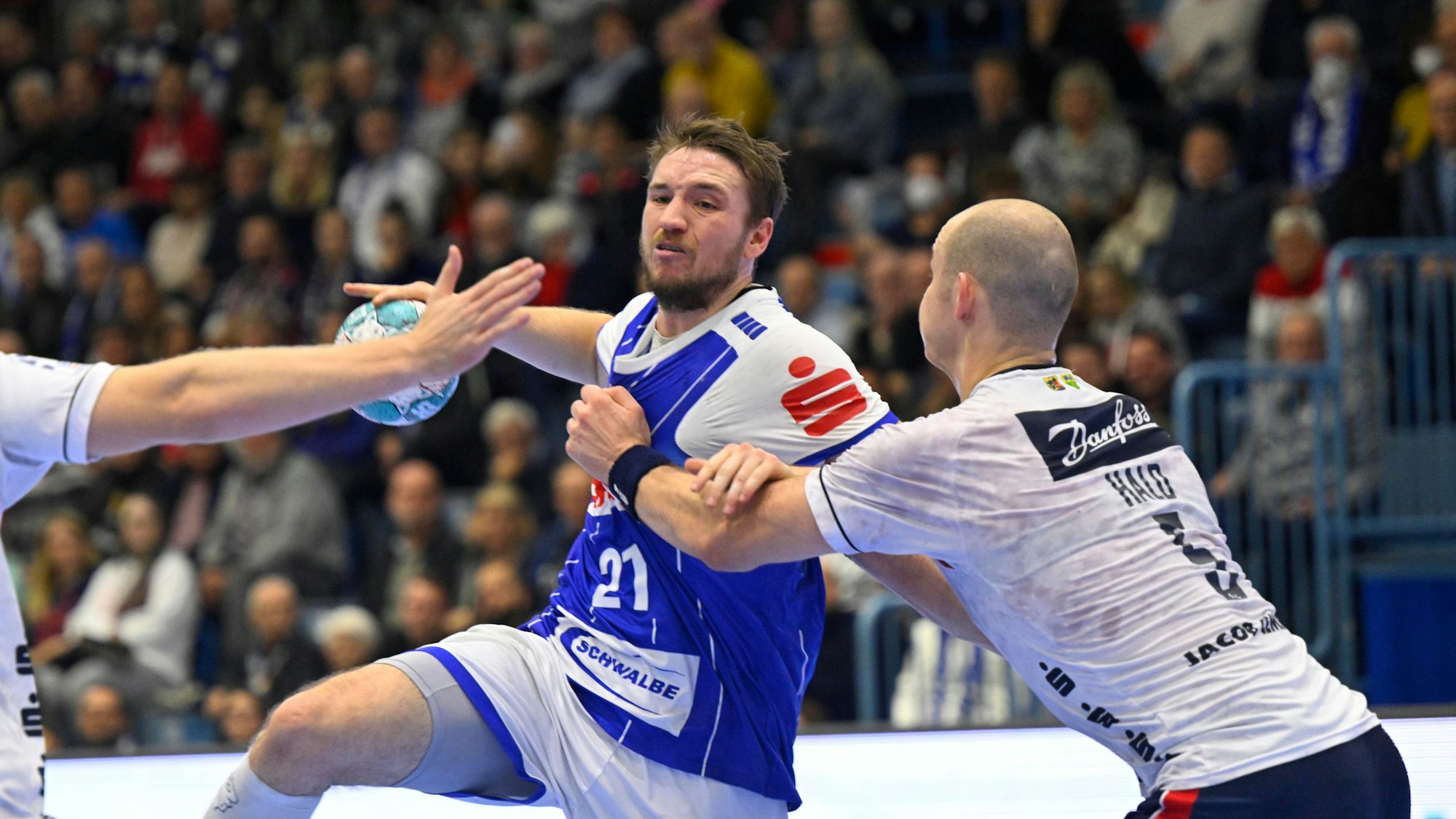 VfL-Handballer Dominik Mappes im Sprungwurf. Flensburger Spieler versuchen, ihn zu decken.