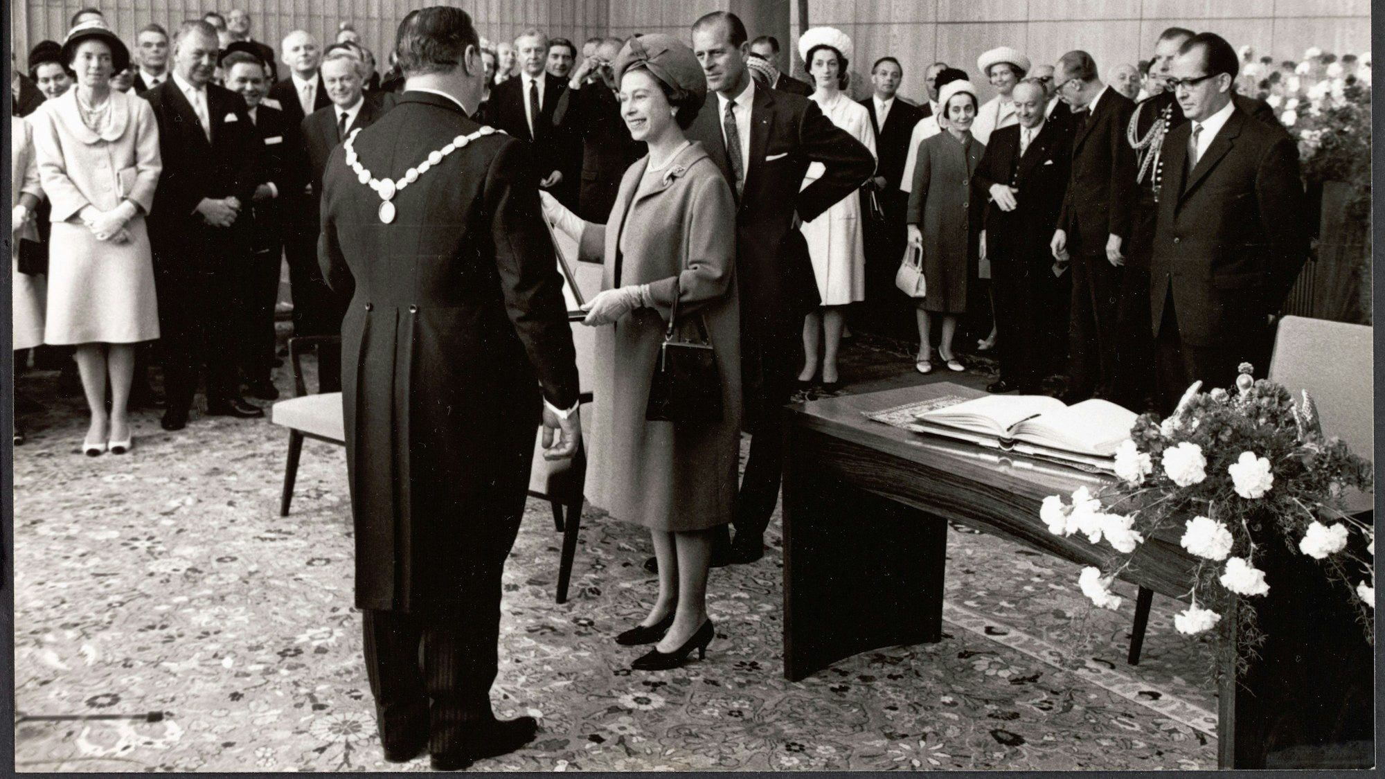 Queen Elizabeth II. wurde 1965 vom damaligen Oberbürgermeister Theo Burauen auf dem Riesenteppich im Rathaus empfangen.