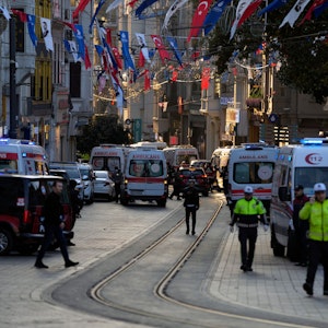Polizei und Rettungskräfte nach der Explosion in der Istiklal Einkaufsstraße in Istanbul am 13. November 2022.