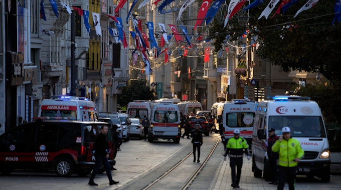Polizei und Rettungskräfte nach der Explosion in der Istiklal Einkaufsstraße in Istanbul am 13. November 2022.